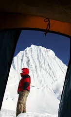Foto op Plexiglas Alpamayo klimmer en alpamayo piek vanuit de tent