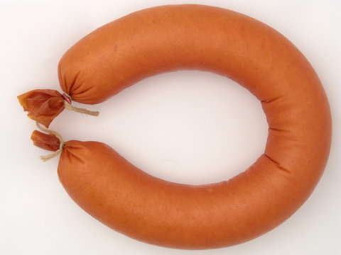 fleischwurst ring freigestellt auf wei&szlig;em hintergrund