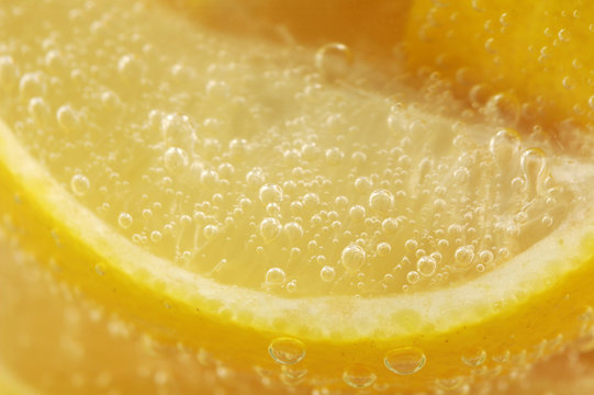 lemon in mineral water