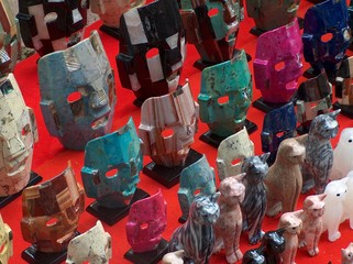 bunte masken und katzen auf rot