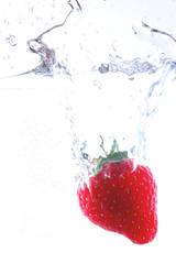 fraise tombant dans l'eau