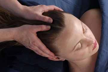 Obraz na płótnie Canvas masaż głowy i skóry głowy w centrum wellness