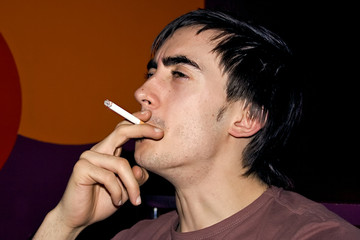 Obraz premium jeune fumeur de tabac en bar lieu public