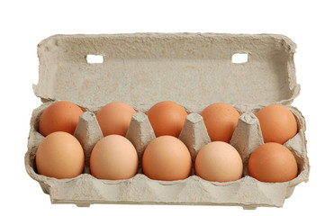 frische eier in verpackung isoliert auf weiss