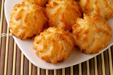 coconut cookies in a dish (1)