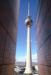 fernsehturm zwischen wänden
