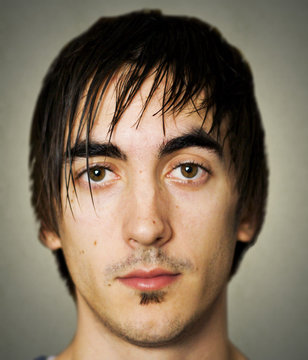 portrait de jeune homme au regard triste