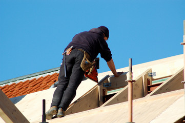 bauarbeiter mit nagelgerät