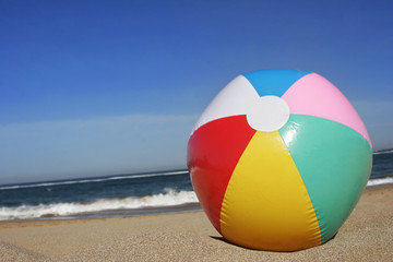 Fototapeta na wymiar Piłka na plaży