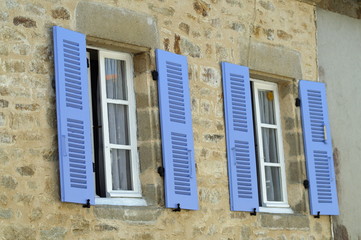 Fototapeta na wymiar beaux volets bleus bretons...