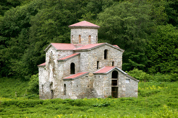 Obraz premium orthodox temple of 11 centuries in mountains of caucasus