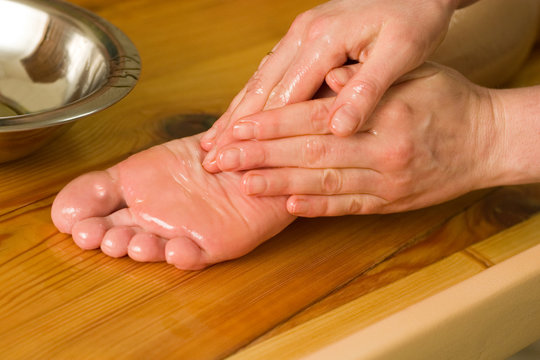 ayurvedic oil foot massage