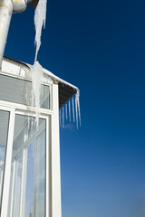 Obraz premium melting icicles against sky background