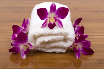 Obraz na płótnie Canvas orchids and towel