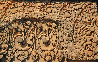 carvings in banteay srei temple