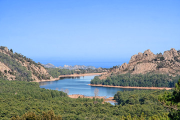 Fototapeta na wymiar Korsykański górskie jezioro