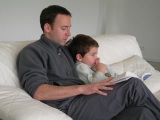 père lisant un livre à son fils