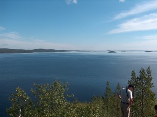 blick vom ukonkivi über den inarisee nach osten