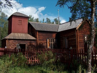 holzkirche von pjelpajärvi am inarisee