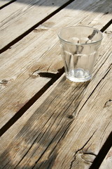 verre posé sur la table