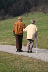 senioren beim spaziergang
