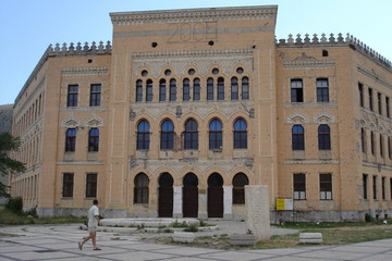 Obraz premium bâtiment mitraillé à mostar