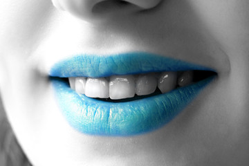 bouche bleu glacé et sourire