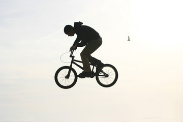 Fototapeta na wymiar bmx skoki bicycler w powietrzu