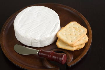 brie and crackers