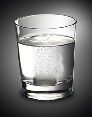 wasserglas mit tablette