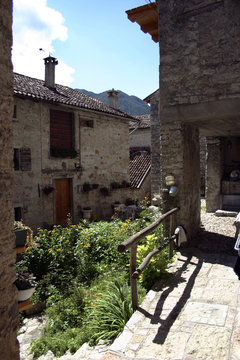 erto (pn) piazzetta