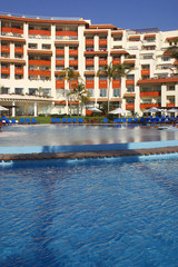 Fototapeta na wymiar hotel z basenem