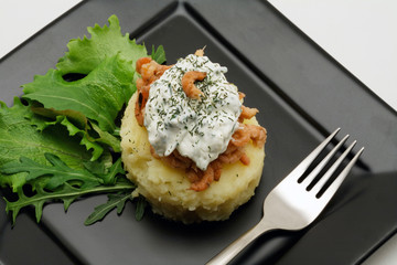 mashed potatoes with shrimps and creamy cheese
