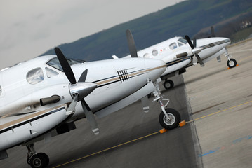 avion bimoteur