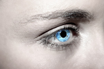 oeil bleu