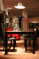 chaises et table illuminés par lampe moderne
