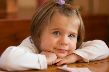 petite fille pensive