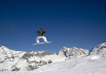 Naklejka na ściany i meble Snowboarder wysokich skoków w powietrzu