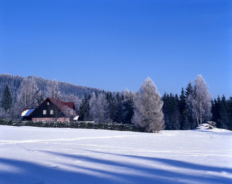 winterlandschaft mit dem haus