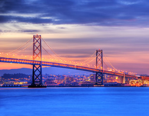 Fototapeta na wymiar Bay Bridge w San Francisco o zmierzchu