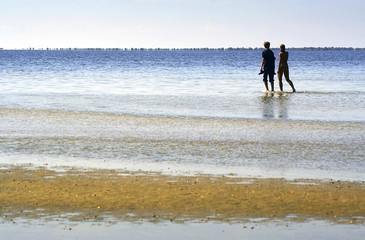 Fototapeta na wymiar the people go for a walk on the sea