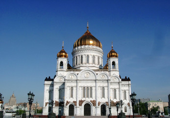 Fototapeta na wymiar fine white church in moscow