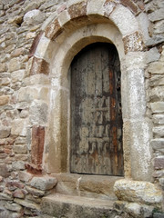 porte d'une chapelle abandonnée