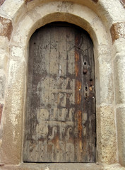 porte d'une chapelle abandonn&eacute;e