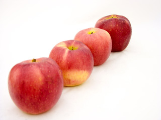 Fototapeta na wymiar świeże czerwone jabłka