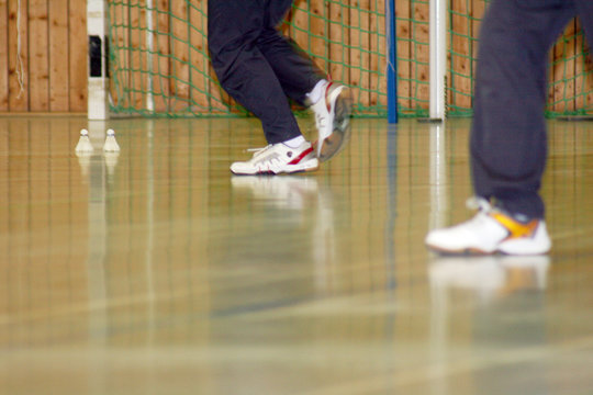 sportler beim training in turnhalle