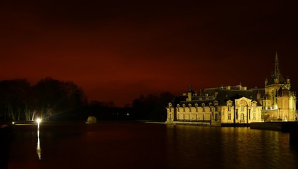 Fototapeta na wymiar chateau sous un ciel rouge