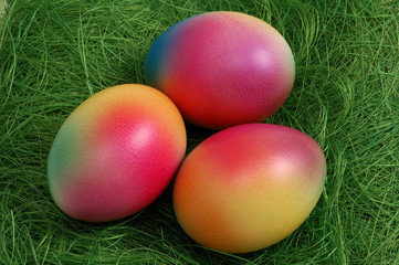 drei bunte ostereier im nest