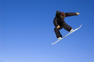Fototapeta na wymiar Snowboarder wysokich skoków w powietrzu