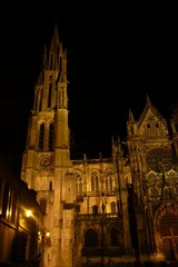 Fototapeta na wymiar cathédrale la nuit